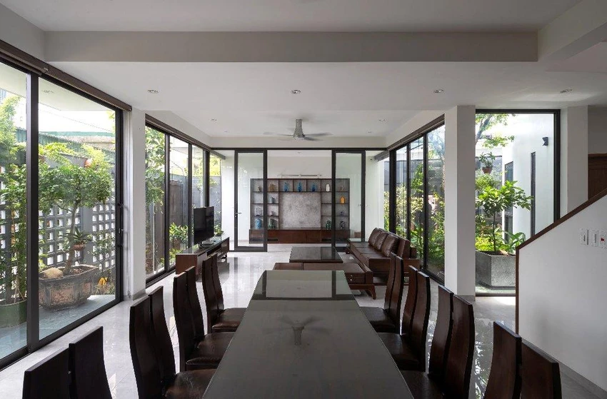 Vách kính đem lại ánh sáng cho không gian phòng khách, bếp và bàn ăn.