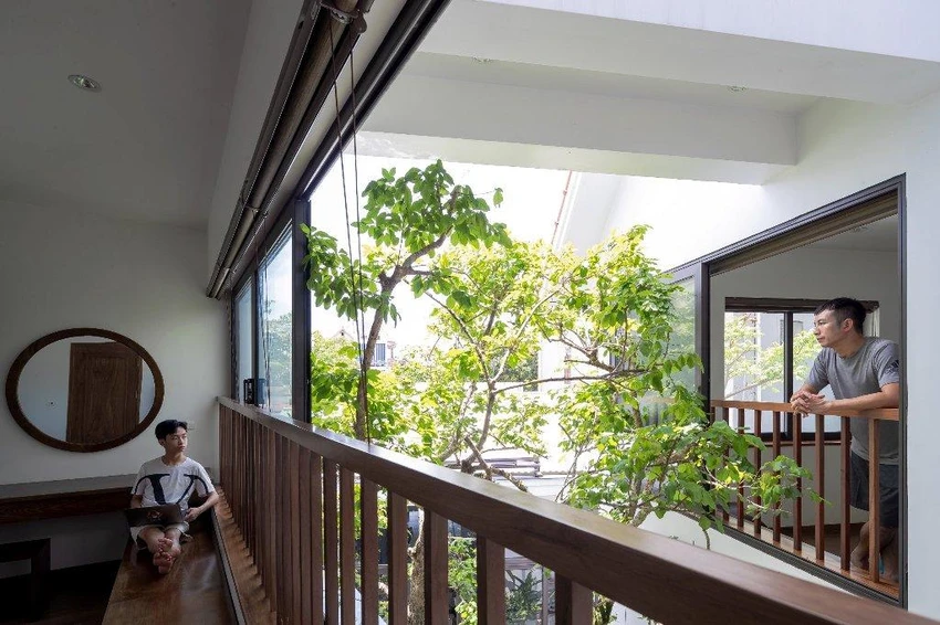 Kiến trúc sư Nguyễn Khắc Phước chia sẻ: "Một ngôi nhà phố mà chúng tôi muốn hướng đến kiến trúc thuần Việt đương đại theo cách mới nhằm lưu giữ nếp sống và phát huy tính truyền thống trong kiến trúc Việt."