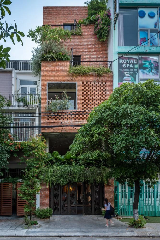 Minaka house được xây dựng trên một lô đất đô thị điển hình ở Việt Nam với một mặt thoáng, 3 mặt giáp công trình khác. Minaka house được xây dựng trên một lô đất đô thị điển hình ở Việt Nam với một mặt thoáng, 3 mặt giáp công trình khác.