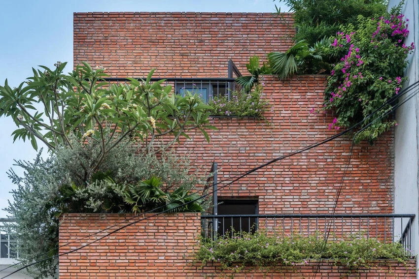 Những viên gạch mộc màu đỏ được ốp làm mặt tiền tạo sự thân thiện cho ngôi nhà. Những viên gạch mộc màu đỏ được ốp làm mặt tiền tạo sự thân thiện cho ngôi nhà.