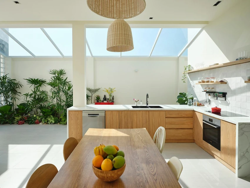 Không gian bếp bố trí theo hình chữ L, phù hợp với mặt bằng của ngôi nhà rộng 181 m².