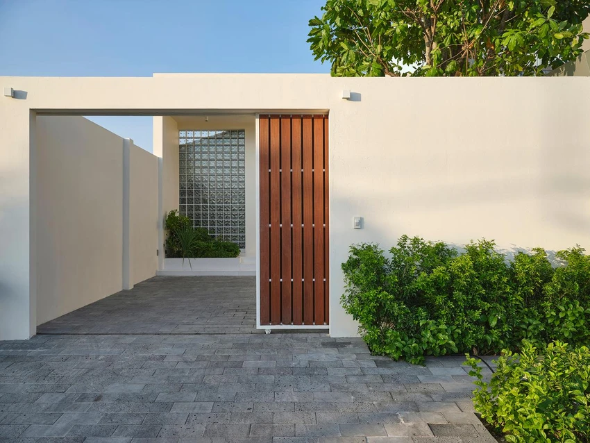 Mặt tiền của Lam house được bao phủ bởi cây xanh và hòa mình với thiên nhiên.