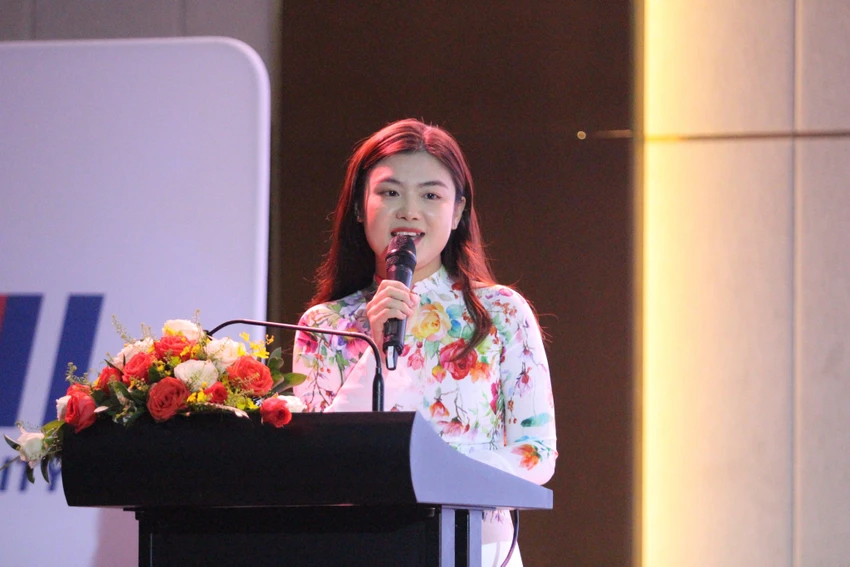 Bà Nguyễn Cẩm Tú, Giám đốc Trung tâm xúc tiến du lịch TP.HCM, phát biểu tại lễ chào đón 460 khách du lịch MICE từ Ấn Độ. Bà Nguyễn Cẩm Tú, Giám đốc Trung tâm xúc tiến du lịch TP.HCM, phát biểu tại lễ chào đón 460 khách du lịch MICE từ Ấn Độ.