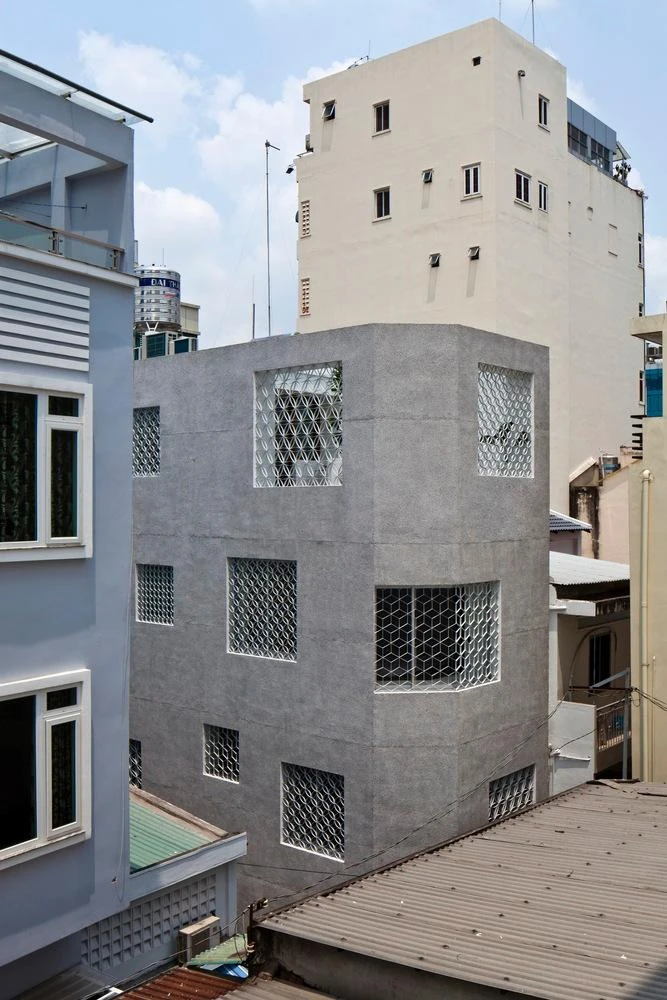 HEM house nằm ở góc của một con hẻm với chiều rộng chỉ 2,1 m và 1,7 m tại quận 1, TP.HCM. HEM house nằm ở góc của một con hẻm với chiều rộng chỉ 2,1 m và 1,7 m tại quận 1, TP.HCM.