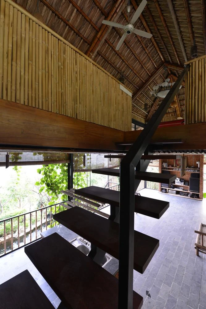 Vật liệu xây dựng chủ yếu là vật liệu địa phương như đá hộc, cây trúc, tre, lá cọ,… kết hợp đá phiến, đá ong màu vàng. Vật liệu xây dựng chủ yếu là vật liệu địa phương như đá hộc, cây trúc, tre, lá cọ,… kết hợp đá phiến, đá ong màu vàng.