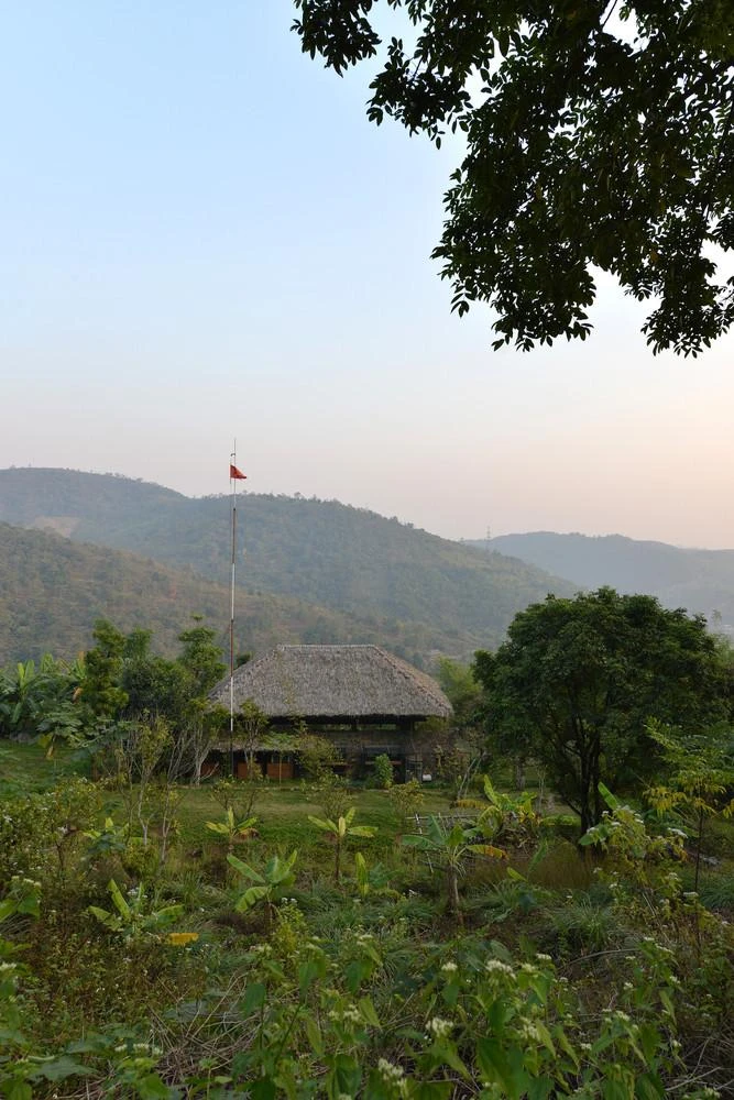 Khu đất hiện trạng tuy nằm cao và xa hơn sườn đồi nhưng cũng có những vị trí độ dốc lên, đây là một thử thách khó khăn cho nhóm kiến trúc sư. Khu đất hiện trạng tuy nằm cao và xa hơn sườn đồi nhưng cũng có những vị trí độ dốc lên, đây là một thử thách khó khăn cho nhóm kiến trúc sư.