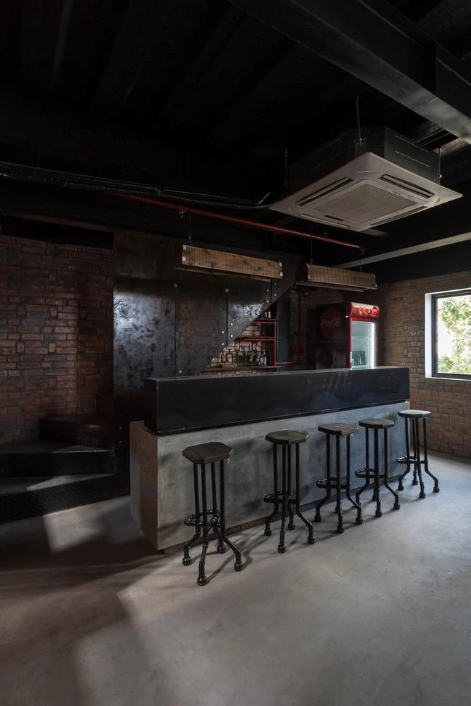 Vào ban ngày, quầy bar lấy sáng từ ô cửa sổ bằng kính trong suốt. Vào ban ngày, quầy bar lấy sáng từ ô cửa sổ bằng kính trong suốt.
