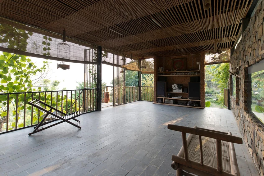 Cốt sàn tầng một được nâng cao hơn so với phần đất xung quanh là 1,2 m. Cốt sàn tầng một được nâng cao hơn so với phần đất xung quanh là 1,2 m.