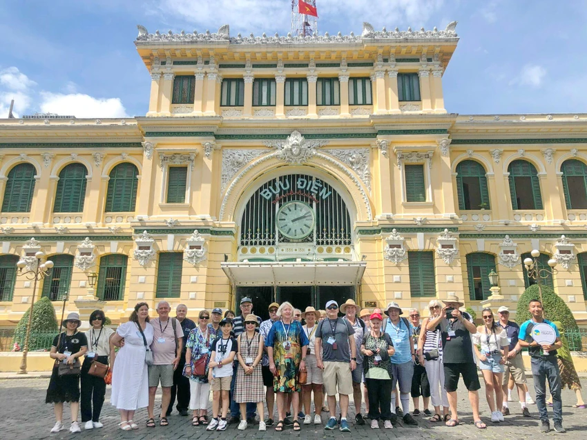 TP.HCM là điểm đến đầu tiên trong hành trình của đoàn khách này.