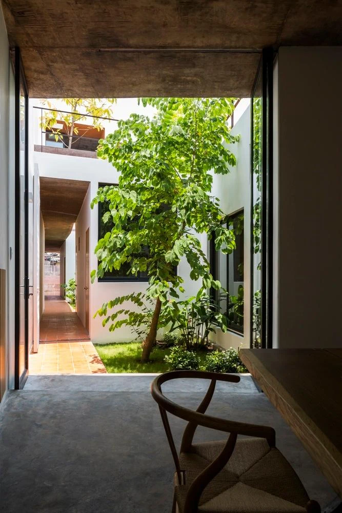 Giữa các căn phòng là khoảng trống lấy sáng và trồng cây xanh. Giữa các căn phòng là khoảng trống lấy sáng và trồng cây xanh.