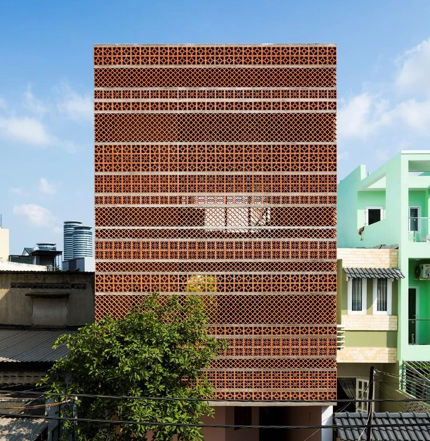 Công trình khác biệt bởi việc phối hợp hoa văn của gạch bằng đất nung khác nhau để tạo nên một mặt tiền bằng kiến trúc tổ mối. Công trình khác biệt bởi việc phối hợp hoa văn của gạch bằng đất nung khác nhau để tạo nên một mặt tiền bằng kiến trúc tổ mối.