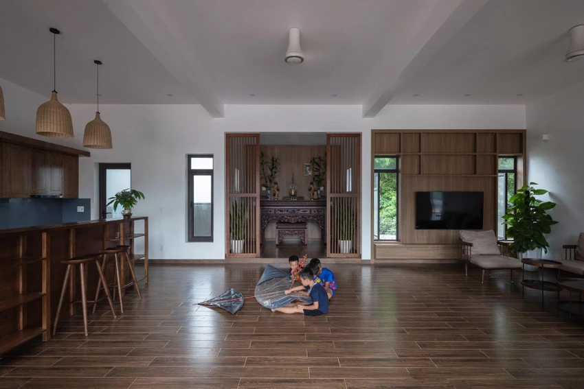 Từ cấu trúc ngôi nhà 5 gian truyền thống, ngôi nhà lấy gian trung tâm chính làm nơi thờ cúng tổ tiên. Từ cấu trúc ngôi nhà 5 gian truyền thống, ngôi nhà lấy gian trung tâm chính làm nơi thờ cúng tổ tiên.