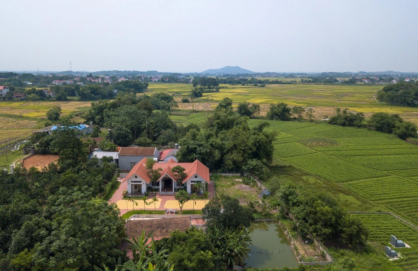 Ngôi nhà được bắt nguồn từ ngôi nhà 5 gian truyền thống của vùng đồng bằng Bắc Bộ, Việt Nam. Ngôi nhà được bắt nguồn từ ngôi nhà 5 gian truyền thống của vùng đồng bằng Bắc Bộ, Việt Nam.