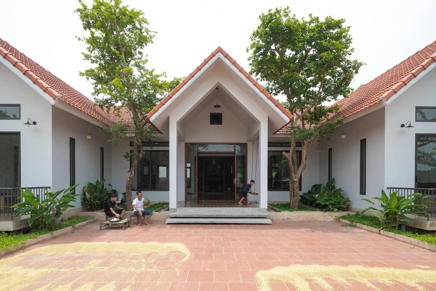 Hệ mái ngói đỏ truyền thống cân đối được làm ngôn ngữ chính cho ngôi nhà. Hệ mái ngói đỏ truyền thống cân đối được làm ngôn ngữ chính cho ngôi nhà.