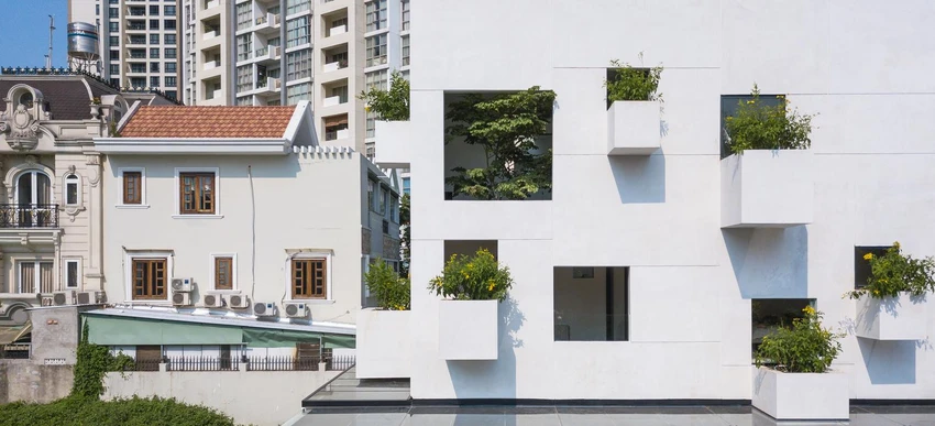 Mặt tiền là khoảng ban công được trồng cây xanh lồi ra như những khoảng trống để thở của công trình. Mặt tiền là khoảng ban công được trồng cây xanh lồi ra như những khoảng trống để thở của công trình.