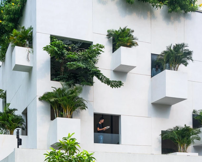 Khu đất xây dựng của Sky House nằm giữa các tòa nhà cao tầng san sát nhau. Khu đất xây dựng của Sky House nằm giữa các tòa nhà cao tầng san sát nhau.