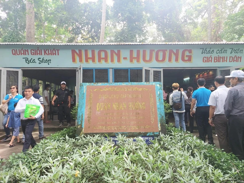 Nhan Hương Quán trong khuôn viên của Thảo Cầm Viên là cơ sở bí mật của lực lượng biệt động Sài Gòn. Nhan Hương Quán trong khuôn viên của Thảo Cầm Viên là cơ sở bí mật của lực lượng biệt động Sài Gòn.