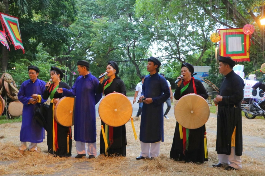 Chương trình diễu hành diễn ra mỗi ngày trong suốt bốn ngày lễ hội sẽ rộn ràng những giai điệu dân ca quan họ, hò Huế, đờn ca tài tử Nam Bộ, nhạc ngũ âm... Chương trình diễu hành diễn ra mỗi ngày trong suốt bốn ngày lễ hội sẽ rộn ràng những giai điệu dân ca quan họ, hò Huế, đờn ca tài tử Nam Bộ, nhạc ngũ âm...