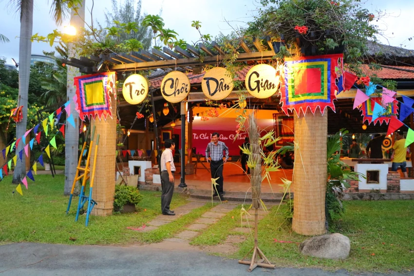 Lễ hội tràn ngập không khí hội hè mang đậm bản sắc văn hóa dân gian ba miền với việc tái hiện ba cụm không gian làng nghề - chợ quê, trò chơi dân gian... Lễ hội tràn ngập không khí hội hè mang đậm bản sắc văn hóa dân gian ba miền với việc tái hiện ba cụm không gian làng nghề - chợ quê, trò chơi dân gian...