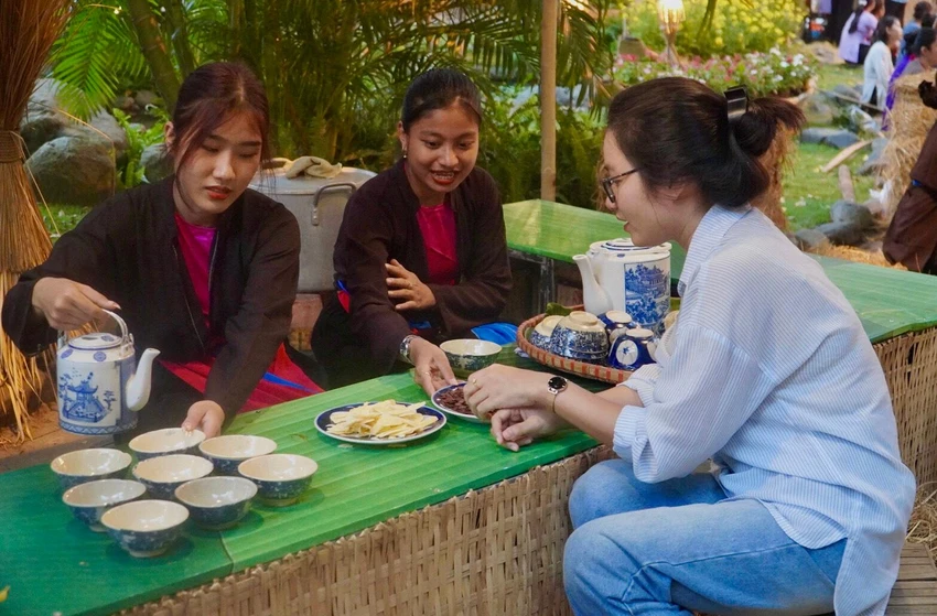 Các gian hàng giới thiệu và bán đặc sản, món ngon theo từng vùng miền, trưng bày những nguyên liệu đặc trưng, làng nghề truyền thống.. Các gian hàng giới thiệu và bán đặc sản, món ngon theo từng vùng miền, trưng bày những nguyên liệu đặc trưng, làng nghề truyền thống..