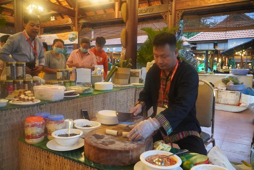 Đặc sắc nhất của lễ hội là 30 đơn vị thành viên đại diện các khách sạn, khu nghỉ dưỡng, nhà hàng 4-5 sao thuộc Saigontourist Group tại TP.HCM và các địa phương mang đến lễ hội khoảng 300 món ăn, thức uống đặc trưng vùng miền. Đặc sắc nhất của lễ hội là 30 đơn vị thành viên đại diện các khách sạn, khu nghỉ dưỡng, nhà hàng 4-5 sao thuộc Saigontourist Group tại TP.HCM và các địa phương mang đến lễ hội khoảng 300 món ăn, thức uống đặc trưng vùng miền.