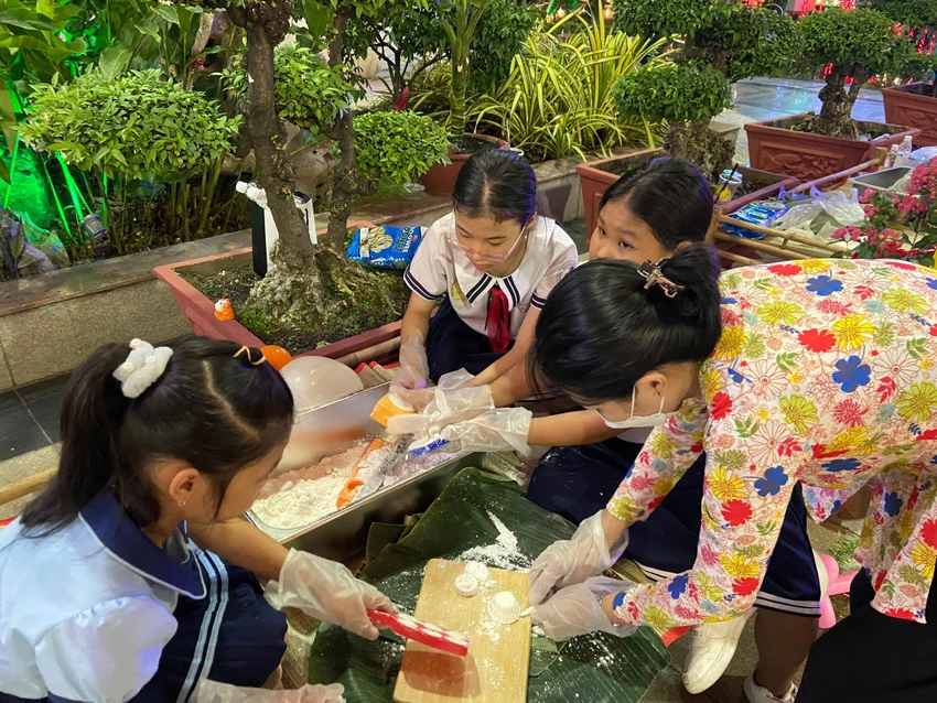 Các em có thể tự tay mình làm những chiếc bánh phục linh. Các em có thể tự tay mình làm những chiếc bánh phục linh.