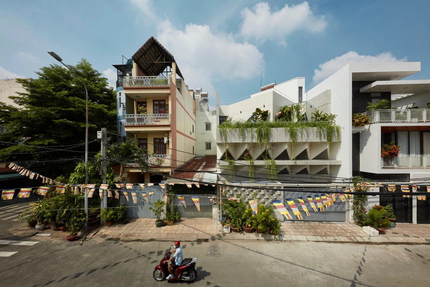 Nhà Tam Giác tọa lạc tại TP.HCM, được thiết kế bởi kiến trúc sư Khuôn Studio. Nhà Tam Giác tọa lạc tại TP.HCM, được thiết kế bởi kiến trúc sư Khuôn Studio.