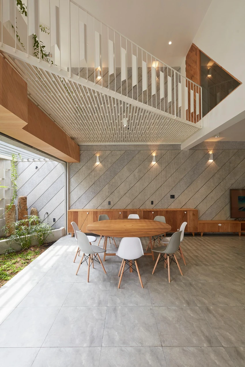 Kiến trúc sư cho biết, căn nhà được cải tạo trên một khung nhà cũ ngăn chia vuông vắn bình thường thiết kế gọn gàng. Kiến trúc sư cho biết, căn nhà được cải tạo trên một khung nhà cũ ngăn chia vuông vắn bình thường thiết kế gọn gàng.