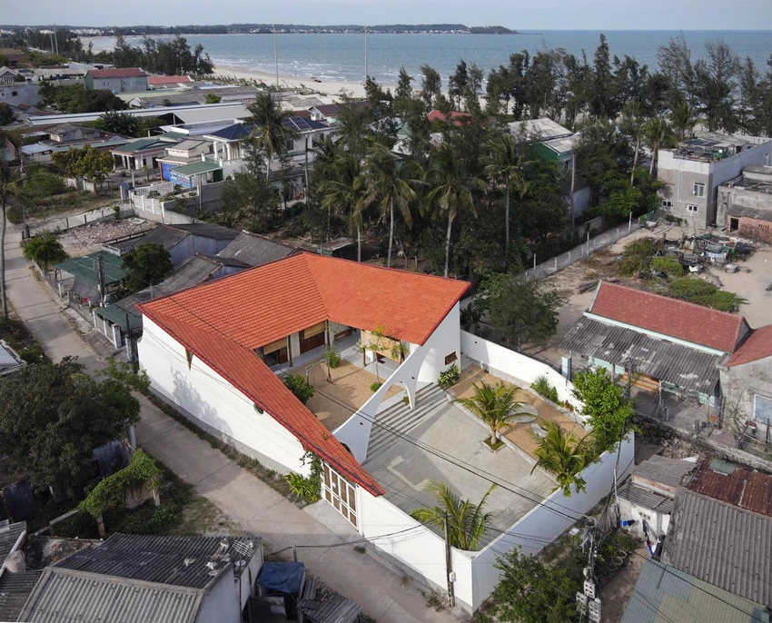 Công trình "Nhà Mình" có diện tích 160 m², tọa lạc tại vùng ven biển miền Trung, tỉnh Quảng Ngãi. Công trình "Nhà Mình" có diện tích 160 m², tọa lạc tại vùng ven biển miền Trung, tỉnh Quảng Ngãi.