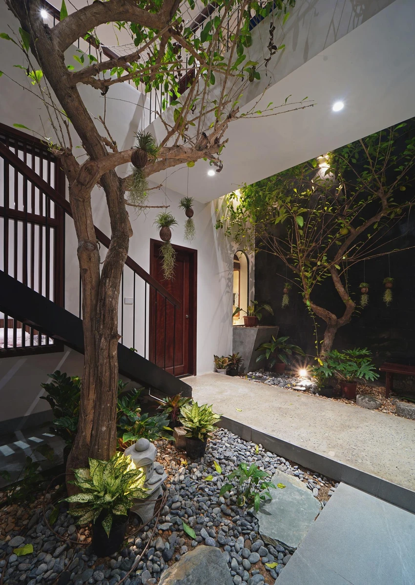 Mảng gạch thông gió phía sau nhà tạo ra không gian đối lưu giúp điều hòa không khí. Mảng gạch thông gió phía sau nhà tạo ra không gian đối lưu giúp điều hòa không khí.