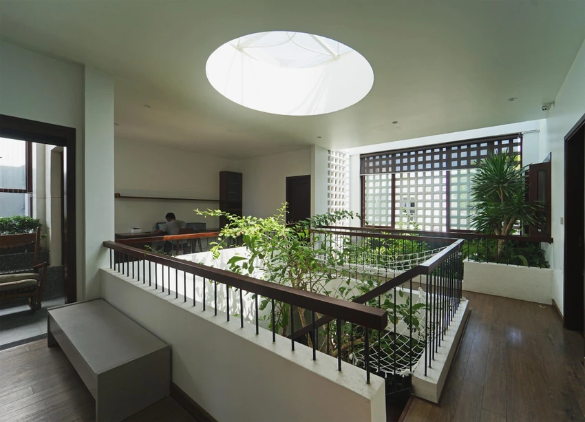 Chức năng của giếng trời và thông tầng trung tâm nhà là giải quyết vấn đề nhiệt độ, ánh sáng ở vùng lõi. Chức năng của giếng trời và thông tầng trung tâm nhà là giải quyết vấn đề nhiệt độ, ánh sáng ở vùng lõi.
