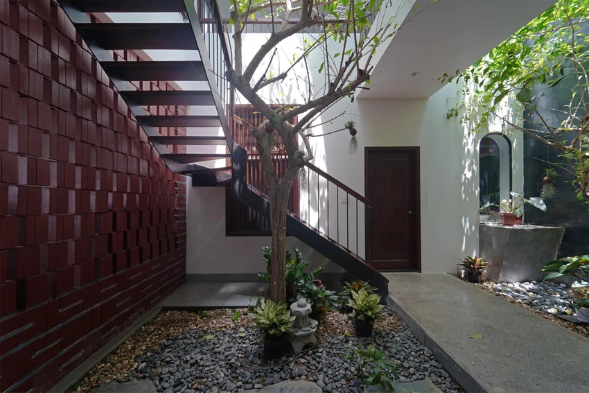 Từ bên trong nhà, chủ nhà có thể ngắm nhìn mặt trời lúc bình minh, khi hoàng hôn. Từ bên trong nhà, chủ nhà có thể ngắm nhìn mặt trời lúc bình minh, khi hoàng hôn.