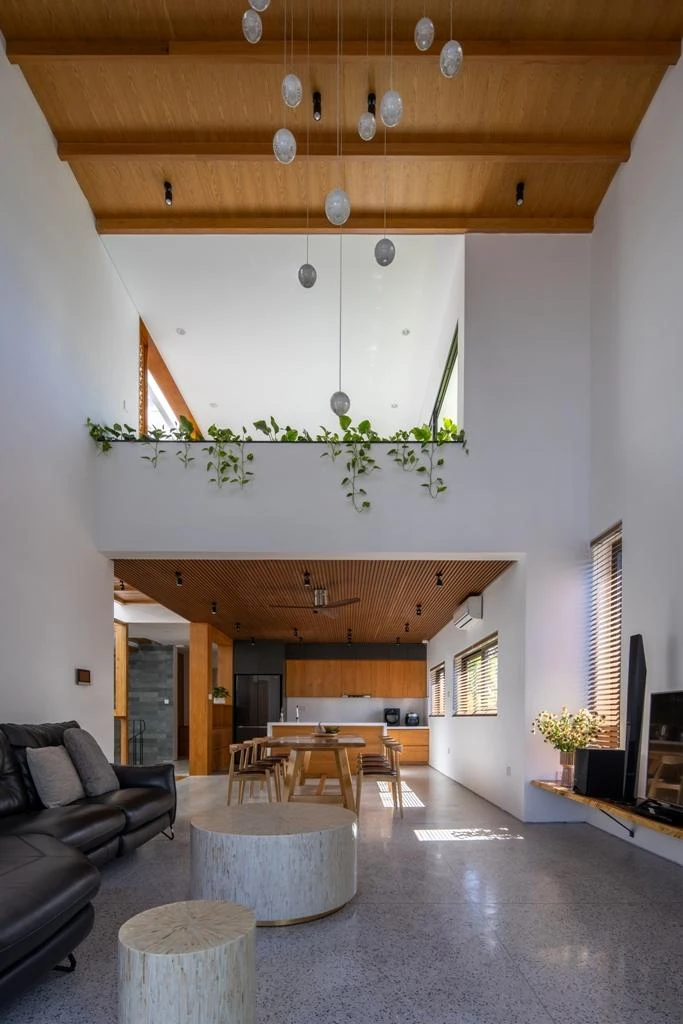 Nội thất phòng khách vô cùng đơn giản là chiếc ghế sofa đen và chiếc bàn hình trụ. Nội thất phòng khách vô cùng đơn giản là chiếc ghế sofa đen và chiếc bàn hình trụ.