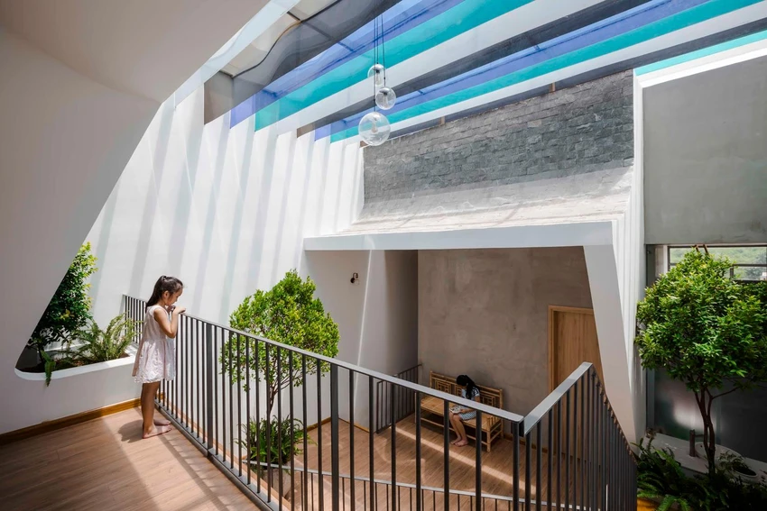 Lộc House tọa lạc tại Thủ Dầu Một, tỉnh Bình Dương. Đây là không gian sống của một gia đình trẻ có hai cô con gái nhỏ. Lộc House tọa lạc tại Thủ Dầu Một, tỉnh Bình Dương. Đây là không gian sống của một gia đình trẻ có hai cô con gái nhỏ.