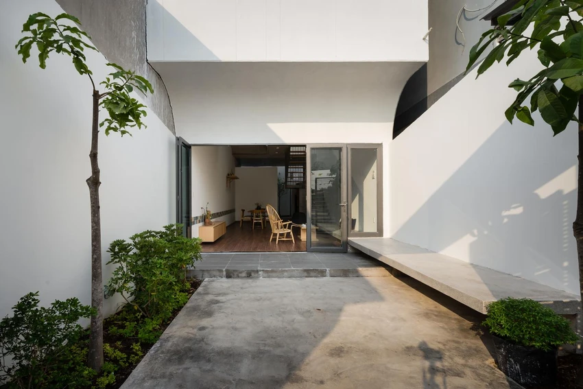 Kiến trúc sư 23o5studio bố trí cây xanh kết hợp với nguồn ánh sáng tự nhiên, tạo ra một không gian cực kỳ gần gũi trong nhà. Kiến trúc sư 23o5studio bố trí cây xanh kết hợp với nguồn ánh sáng tự nhiên, tạo ra một không gian cực kỳ gần gũi trong nhà.