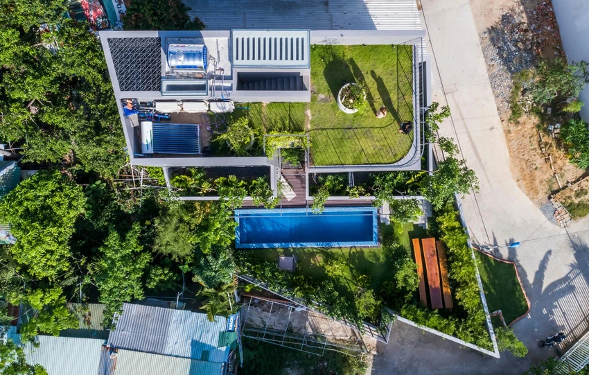 Diện tích khu đất xây Bi House rộng 250 m² và diện tích xây dựng chỉ 80 m².