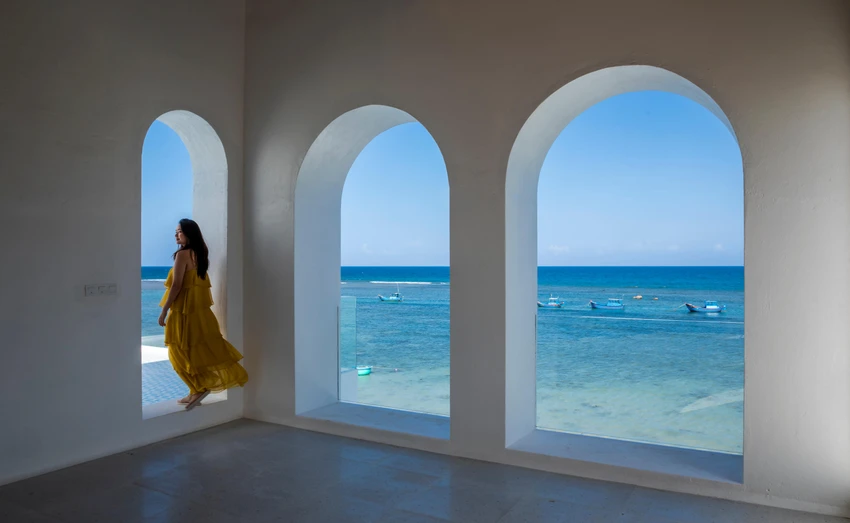Những mảng tường lớn trải dài mang lại cho Santo by the Sea một vẻ bề thế, vững chãi. Những mảng tường lớn trải dài mang lại cho Santo by the Sea một vẻ bề thế, vững chãi.