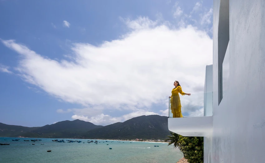 Từ ban công, chủ nhà có thể tận hưởng vẻ đẹp của biển. Từ ban công, chủ nhà có thể tận hưởng vẻ đẹp của biển.