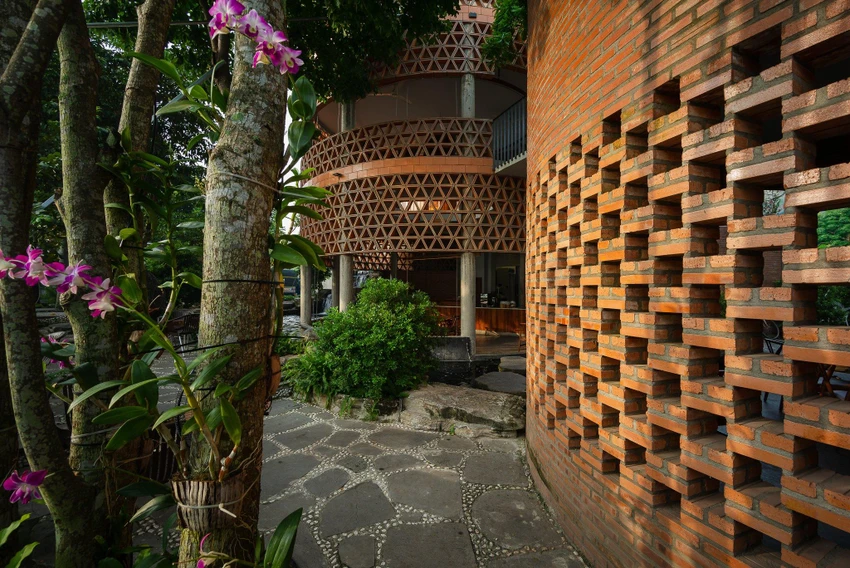 Ngoại trừ khu vực bếp, kho và nhà ở gia đình thì các không gian khác hoàn toàn là không gian mở, không cửa, không hệ thống điều hòa. Ngoại trừ khu vực bếp, kho và nhà ở gia đình thì các không gian khác hoàn toàn là không gian mở, không cửa, không hệ thống điều hòa.