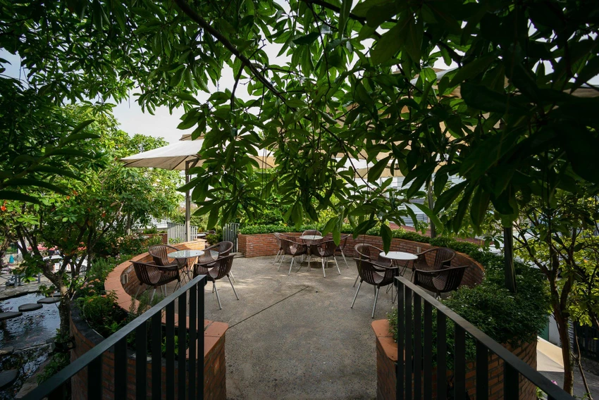 Vật liệu được chọn là gạch, ngói đất có sẵn ở địa phương. Phần đá suối và đá sân được chủ đầu tư tích góp. Vật liệu được chọn là gạch, ngói đất có sẵn ở địa phương. Phần đá suối và đá sân được chủ đầu tư tích góp.