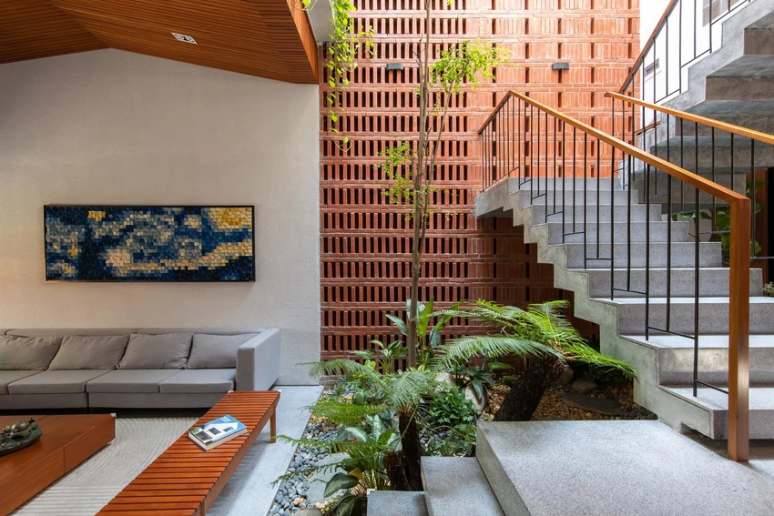 Ba khoảng sân được bố trí xen kẽ ở tầng một nhằm tạo điểm nhìn và điều hòa vi khí hậu cho toàn bộ tòa nhà. Ba khoảng sân được bố trí xen kẽ ở tầng một nhằm tạo điểm nhìn và điều hòa vi khí hậu cho toàn bộ tòa nhà.
