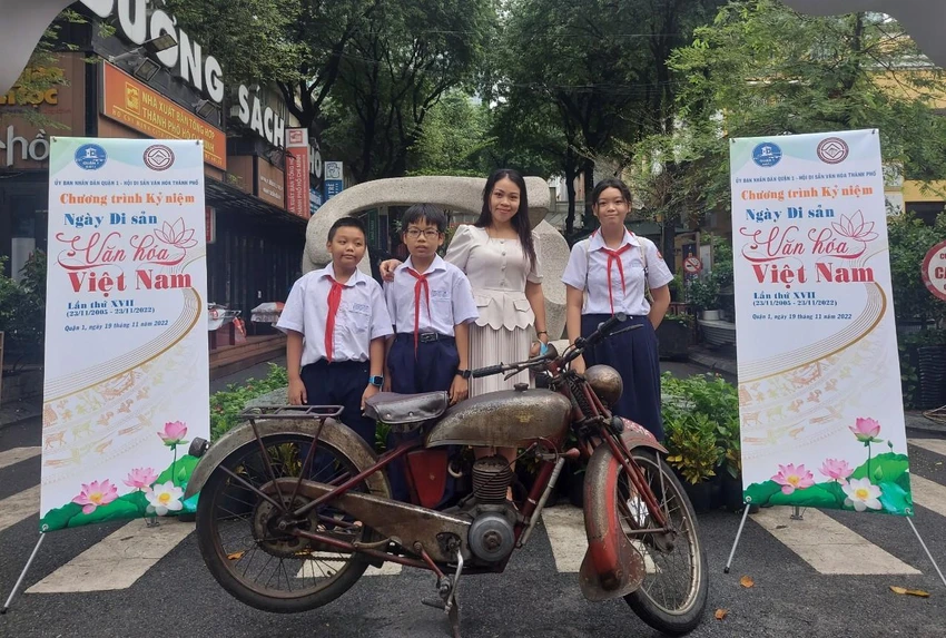 Giáo viên, học sinh các trường trên địa bàn quận 1 đến tham dự, hưởng ứng ngày hội Di sản Việt Nam.