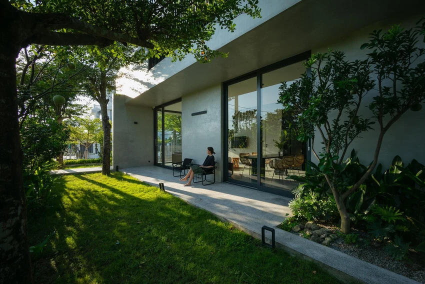 Tầng trệt được thiết kế là những không gian giao tiếp linh hoạt được bố trí dưới mái hiên rộng.