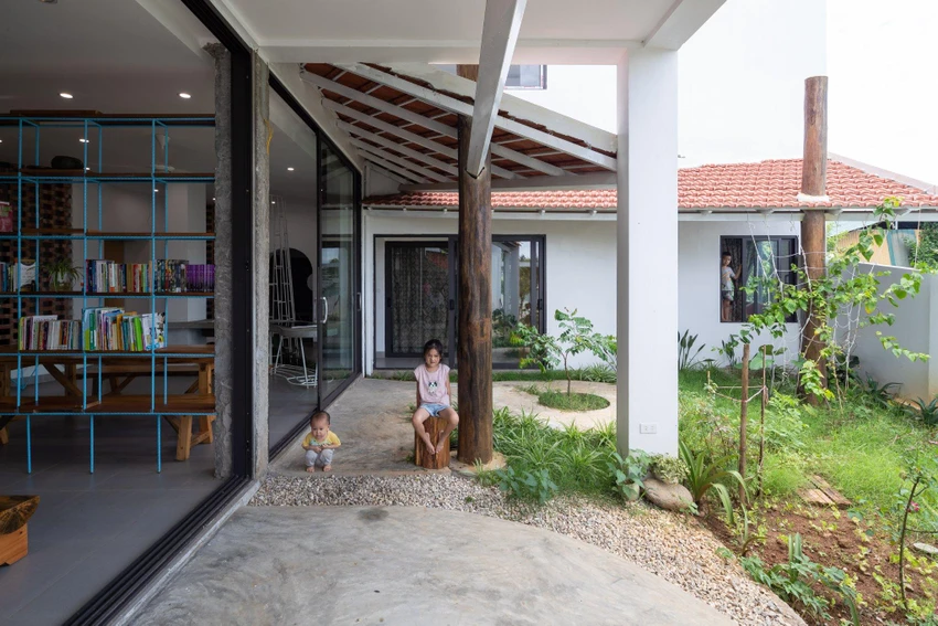 Không gian sinh hoạt của gia đình đã được đưa xuống dưới (tầng bán âm), nơi mọi người có thể nhìn thấy cánh đồng lúa. Không gian sinh hoạt của gia đình đã được đưa xuống dưới (tầng bán âm), nơi mọi người có thể nhìn thấy cánh đồng lúa.