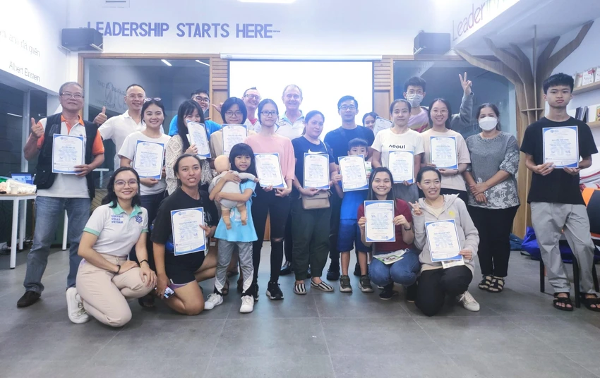 Các học viên được cấp “Giấy Chứng nhận hoàn thành lớp Huấn luyện Sơ cấp cứu & Hồi sinh tim phổi cơ bản” của SSVN kèm “Sổ tay Hướng dẫn SCC & thoát hiểm” cấp độ 1 sau khóa học. Các học viên được cấp “Giấy Chứng nhận hoàn thành lớp Huấn luyện Sơ cấp cứu & Hồi sinh Tim Phổi Cơ bản” của SSVN kèm “Sổ tay Hướng dẫn SCC & thoát hiểm” cấp độ 1 sau khóa học.