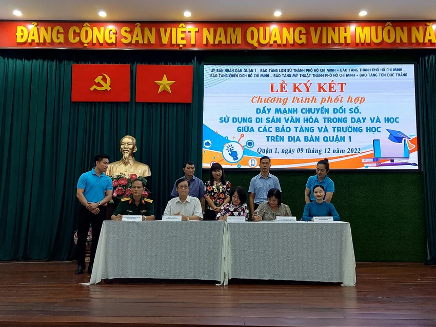 Lãnh đạo UBND quận 1, bảo tàng và lãnh đạo trường học thực hiện nghi thức ký kết đẩy mạnh chuyển đổi số, sử dụng di sản văn hóa trong dạy và học. Lãnh đạo UBND quận 1, bảo tàng và lãnh đạo trường học thực hiện nghi thức ký kết đẩy mạnh chuyển đổi số, sử dụng di sản văn hóa trong dạy và học.