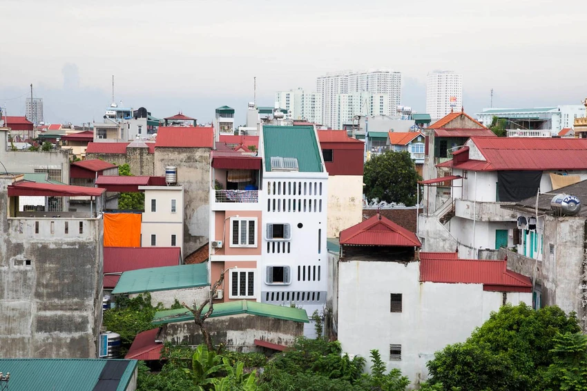 Mặt tiền được thiết kế với nhiều ô thoáng lấy sáng tự nhiên mà vẫn đảm bảo an ninh cho ngôi nhà.