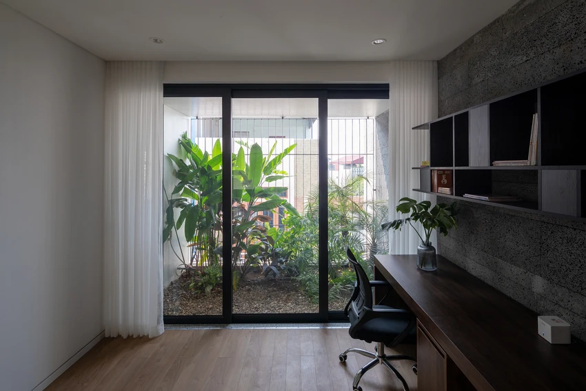 Phòng làm việc kết nối chặt chẽ với cây cối bên ngoài thông qua cửa kính trong suốt. Phòng làm việc kết nối chặt chẽ với cây cối bên ngoài thông qua cửa kính trong suốt.