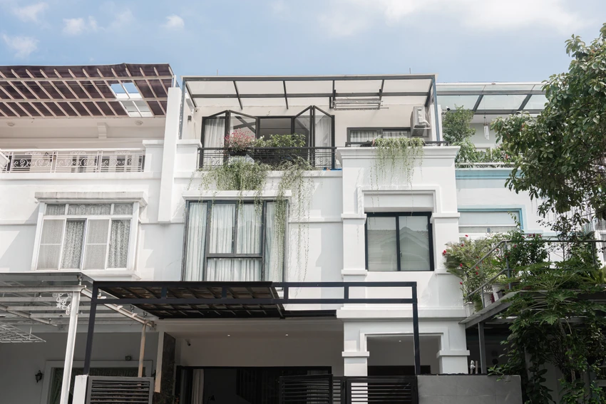 Kiến trúc sư Make My Home cho biết, ngôi nhà cũ tuy rộng lớn nhưng lại được thiết kế theo lối kiến trúc cũ, chưa tận dụng triệt để lợi thế của giếng trời khiến không gian trở nên tối tăm và bí bách. Kiến trúc sư Make My Home cho biết, ngôi nhà cũ tuy rộng lớn nhưng lại được thiết kế theo lối kiến trúc cũ, chưa tận dụng triệt để lợi thế của giếng trời khiến không gian trở nên tối tăm và bí bách.