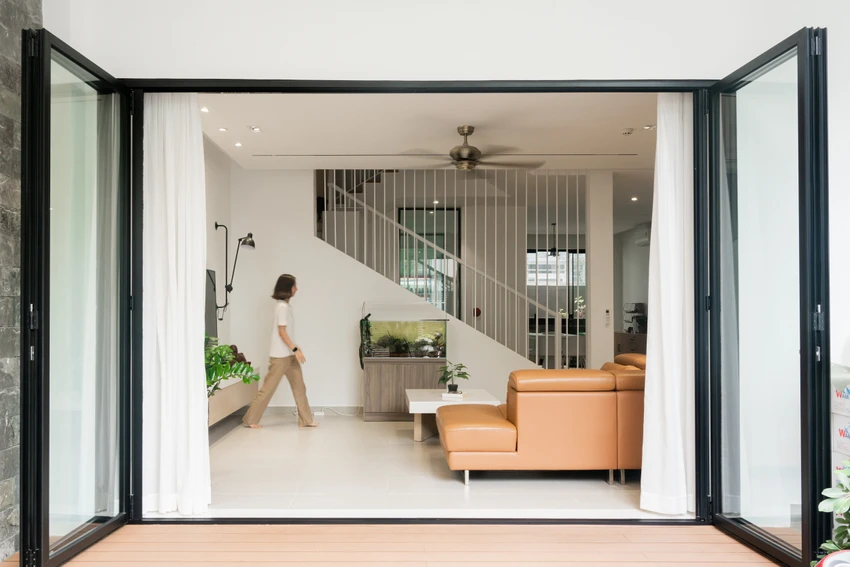 Kiến trúc sư thay thế bằng hệ kính trong suốt để lưu thông không khí và đón trọn ánh nắng tự nhiên len lỏi mỗi căn phòng. Kiến trúc sư thay thế bằng hệ kính trong suốt để lưu thông không khí và đón trọn ánh nắng tự nhiên len lỏi mỗi căn phòng.